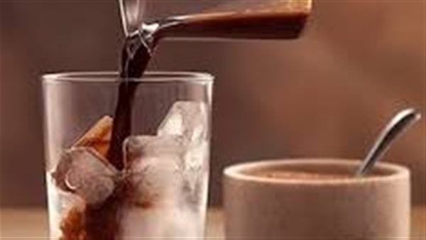 احذر.. أضرار صحية لشرب القهوة الباردة في الصيف