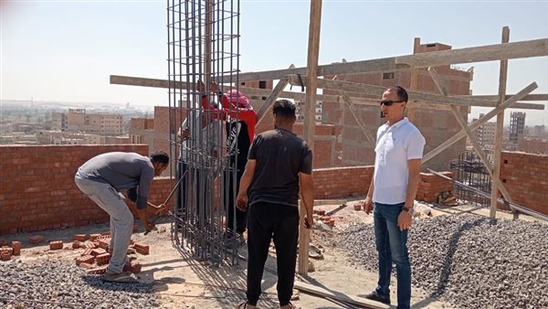 جيران البرج المخالف المائل في سمالوط يطالبون مدبولي بإزالة آمنة.. صور