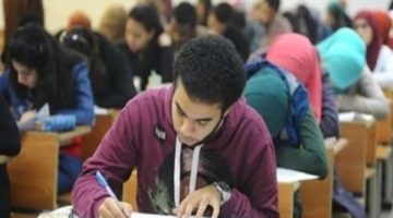 طلاب ثانوية المنيا يؤدون إمتحان مادتى الاقتصاد والإحصاء