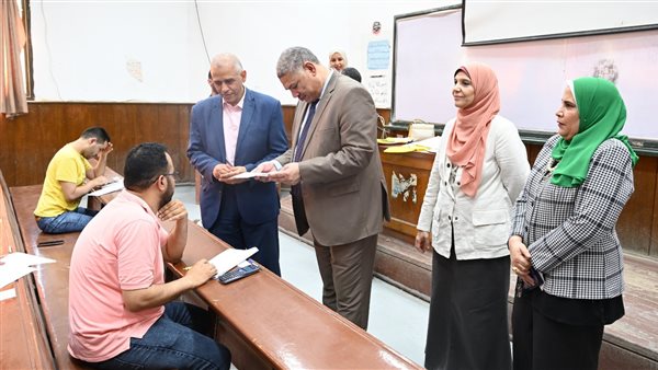 نائب رئيس جامعة الفيوم يتفقد امتحانات الدراسات العليا بكلية الهندسة