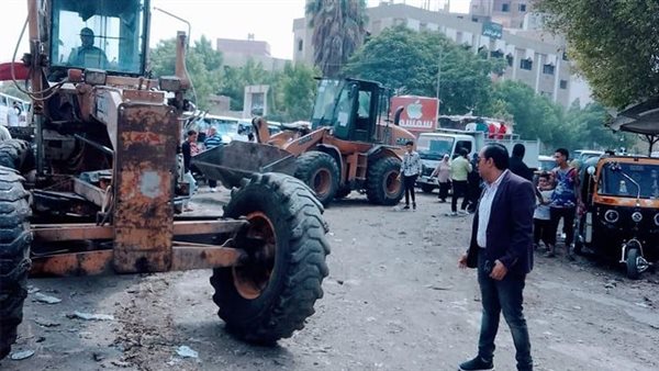 الجيزة تزيل ١٣ كشكًا وفاترينه مقامة بالمخالفة بالطريق العام بالمنيب