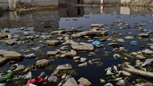 بكامل إرادتهم.. الأهالي يشربون مياه الصرف الصحي في الفيوم