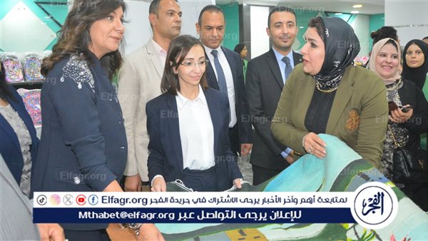 “شنط وملابس”.. السفيرة نبيلة مكرم توزع مستلزمات الدراسة على الأسر الأكثر احتياجا في البحيرة (صور)