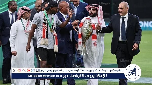 لقطة تتويج الزمالك بكأس السوبر وتحية الجماهير لعبد الواحد السيد لحظة خروجه